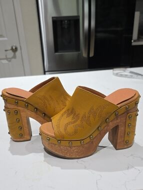 Dingo Mustard Yellow Women's Suede Platform Mules Size 7M